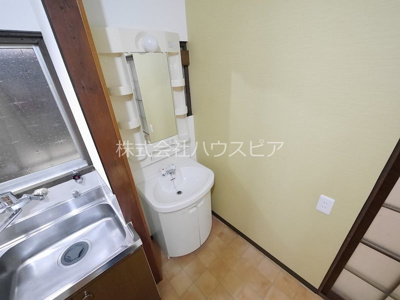 【洗面所】 | 垂水区星が丘2-1-56戸建 | 明るい洗面所です