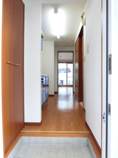 【展望】 | 玄関から室内への景観です！キッチンの奥に洋室6.5帖のお部屋があります♪