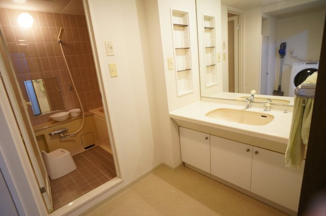 【洗面所】 | 三田カルチャータウン・リフォレK棟503号室　関学女子専用シェアハウス | スペースが確保できる洗面所です