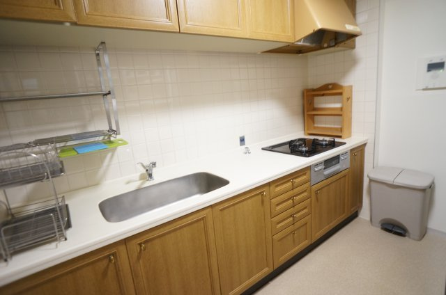 【キッチン】 | 三田カルチャータウン・リフォレK棟503号室　関学女子専用シェアハウス | コンパクトなキッチンで掃除もラクラク