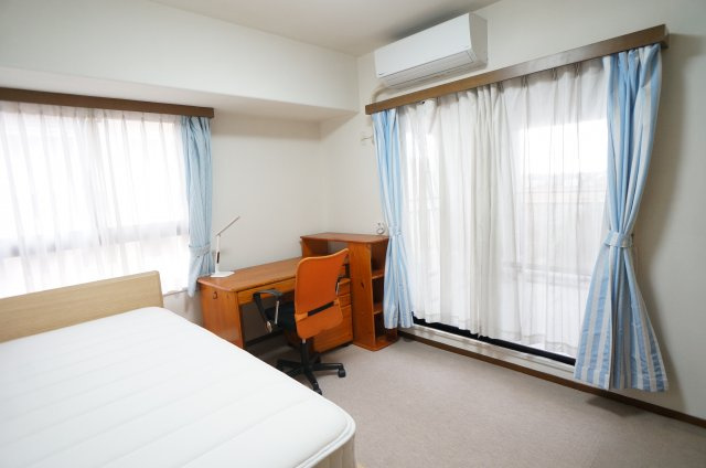 【寝室】 | 三田カルチャータウン・リフォレK棟503号室　関学女子専用シェアハウス | 落ち着いて過ごせるお部屋なので、寝室にいかがでしょうか