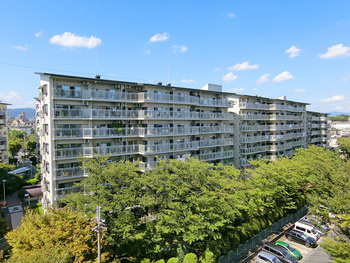 【外観】 | 公社山田西第3次団地Ａ1棟 | 【現地写真】鉄骨鉄筋コンクリート造の
284戸の大型マンション♪