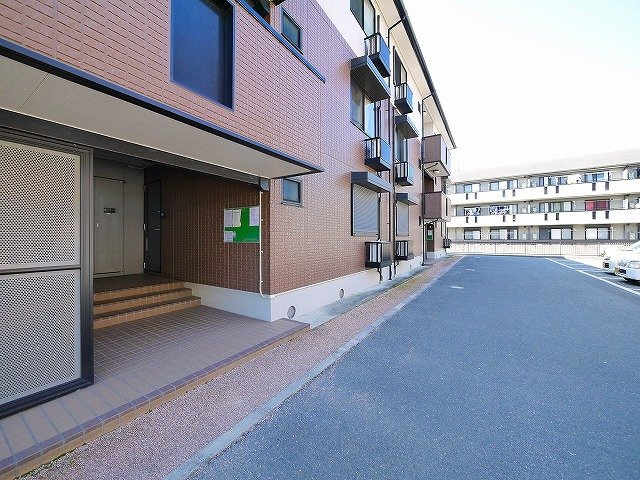 リビングタウン梅美台　Ｂ棟のエントランス|建物入口です