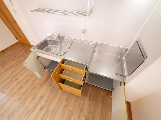 リビングタウン梅美台　Ｂ棟のキッチン|収納豊富なキッチンです