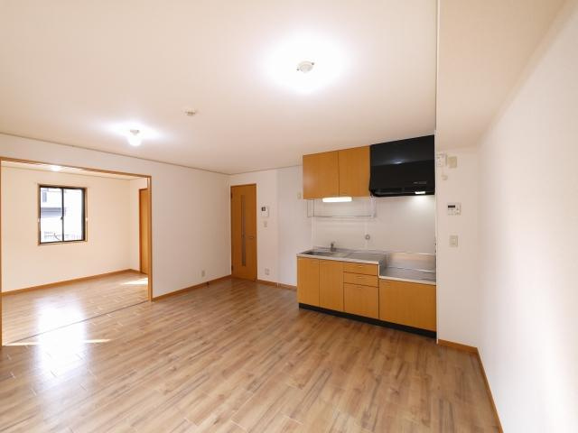 リビングタウン梅美台　Ｂ棟の居間・リビング|こちらのリビングで趣味の時間をお楽しみください