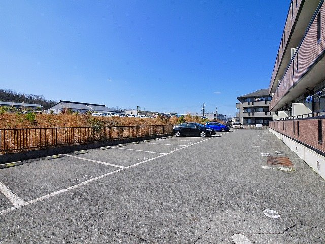 リビングタウン梅美台　Ｂ棟の駐車場|駐車場があります