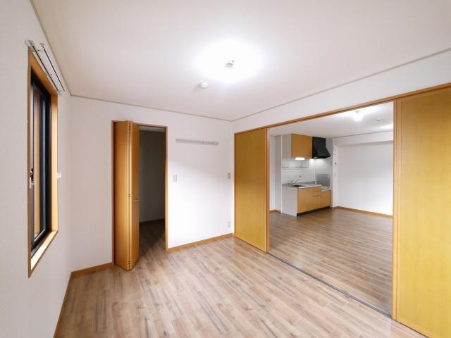 リビングタウン梅美台　Ｂ棟の洋室|明るい洋室です