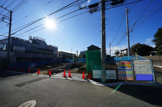 保土ヶ谷駅徒歩７分の閑静な住宅街！角地につき陽当り良好♪カースペース２台。保土ヶ谷区月見台　全２棟新築戸建ての外観