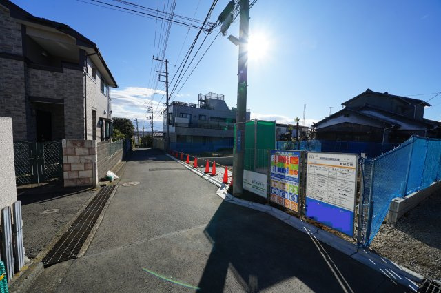 保土ヶ谷駅徒歩７分の閑静な住宅街！角地につき陽当り良好♪カースペース２台。保土ヶ谷区月見台　全２棟新築戸建ての前面道路含む現地写真