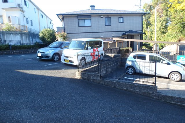 ハイツボナールの駐車場