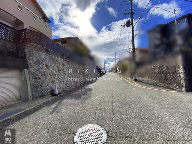 箕面市小野原西3丁目　中古戸建の前面道路含む現地写真