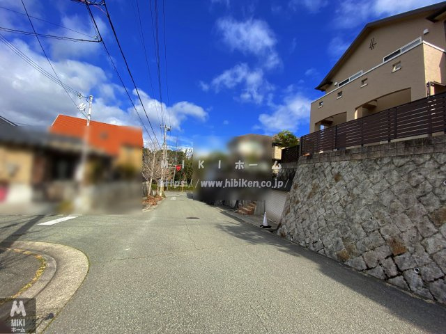 箕面市小野原西3丁目　中古戸建の前面道路含む現地写真