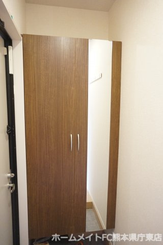 熊本市東区戸島２丁目のアパートの玄関