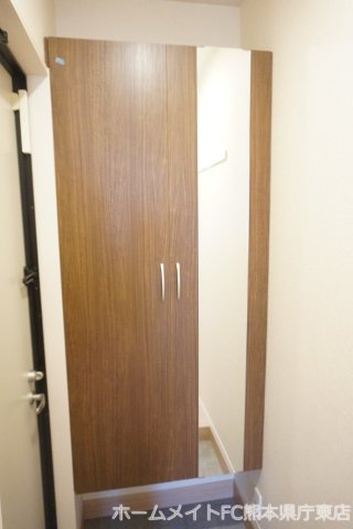 熊本市東区戸島２丁目のアパートの玄関