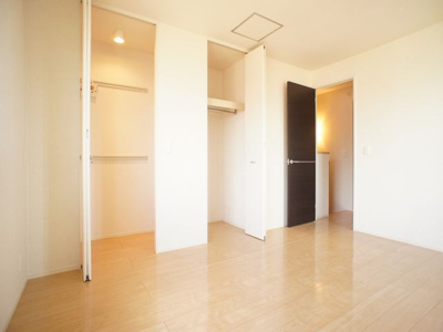 【寝室】 | ロイヤルプラザC | 豊富な収納でお部屋が広く使えます♪