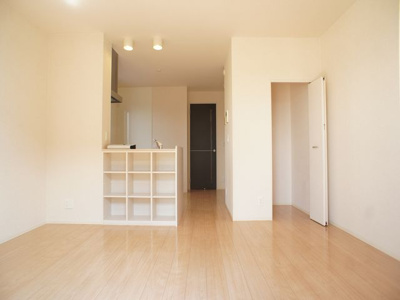 【居間・リビング】 | ロイヤルプラザC | 会話をしながらお料理できる対面キッチンです♪