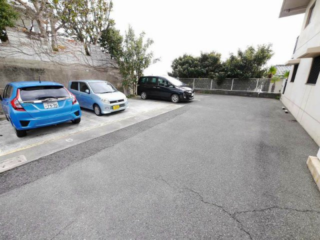 クレール塩屋の駐車場