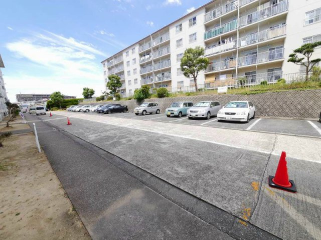 明舞北住宅の駐車場|敷地内駐車場完備。バイク置場も有り。
