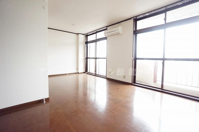 藤ビル佐貫マンションの居間・リビング|エアコン付き、フローリング