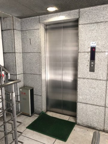ロスマリンビルのロビー
