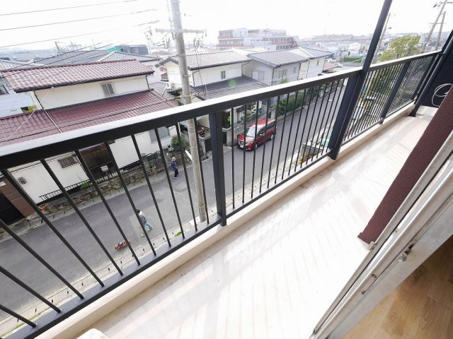 高津橋農住団地のバルコニー|暖かな日差しのふりそそぐバルコニー
