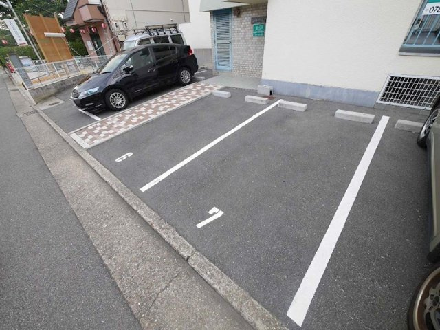 シャトールナの駐車場