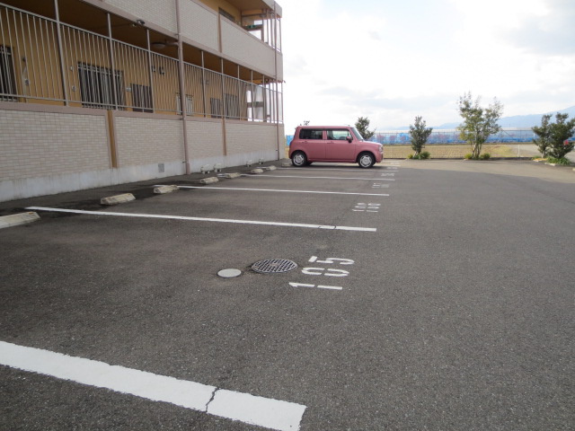 ノースフィールドユタカ【キャッシュバック対象物件】の駐車場|駐車場があるので、車を買う予定の方も安心です