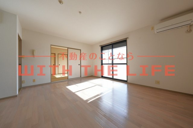 ハイカムール津福【10,000円キャッシュバック対象物件】の居間・リビング