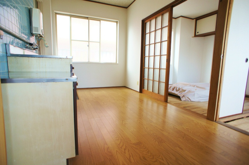 やすらぎビル【10,000円キャッシュバック対象物件】の居間・リビング|こちらの居間で趣味の時間をお楽しみください