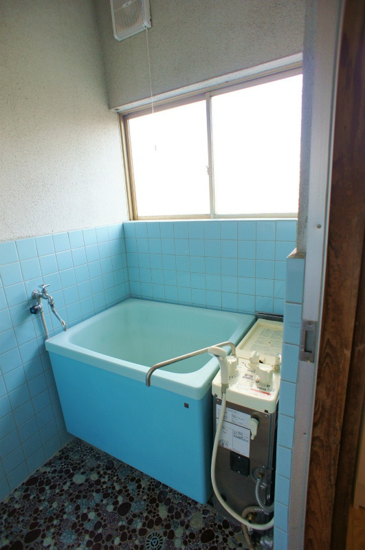 やすらぎビル【10,000円キャッシュバック対象物件】の浴室|コンパクトで使いやすいお風呂です