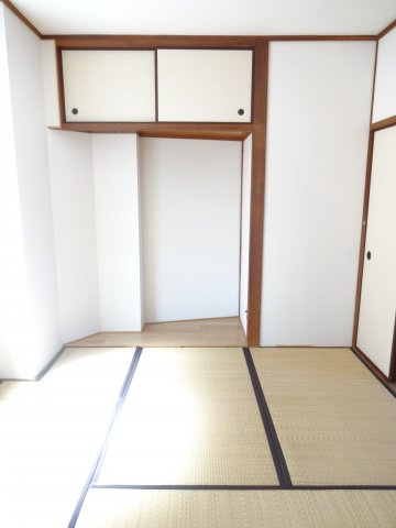 やすらぎビル【10,000円キャッシュバック対象物件】の和室|和室がひろがる居住スペース