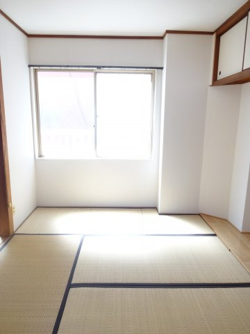 やすらぎビル【10,000円キャッシュバック対象物件】の寝室|開放的な寝室です