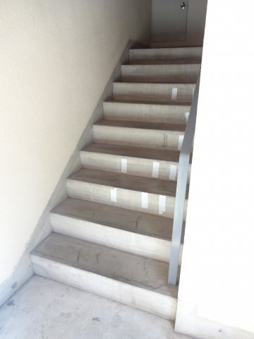 やすらぎビル【10,000円キャッシュバック対象物件】のロビー|階段です