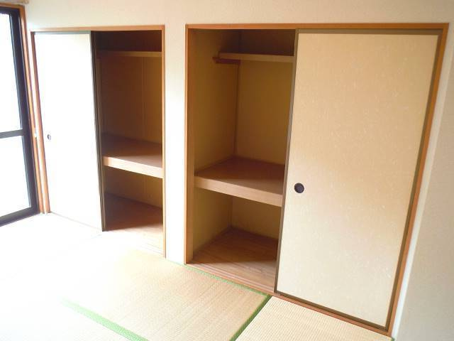 グリーンタウン津留崎【10,000円キャッシュバック対象物件】の内装|明るい色調の室内です