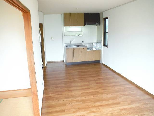 グリーンタウン津留崎【10,000円キャッシュバック対象物件】の居間・リビング|こちらの居間で趣味の時間をお楽しみください