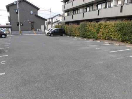 サンジェイド【10，000円キャッシュバック対象物件】の駐車場|駐車場があるので、車を買う予定の方も安心です