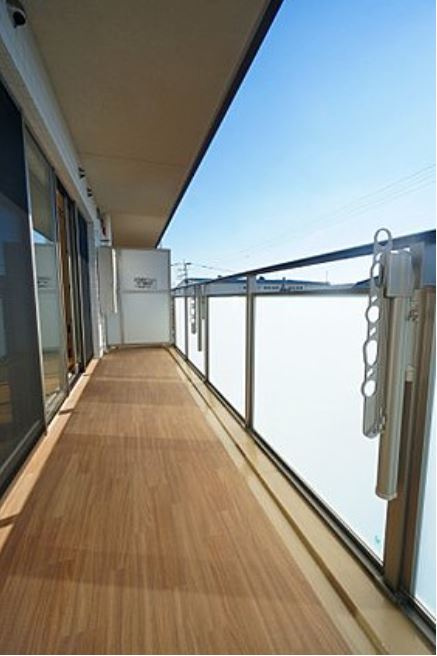 サニーコート梅満【キャッシュバック対象物件】のバルコニー|外からの目が気にならないバルコニーで洗濯物が干せます