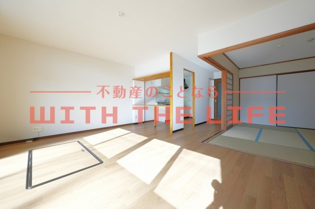 RENACE MITOU（ルネスミトウ）【キャッシュバック対象物件】の居間・リビング|こちらのリビングで趣味の時間をお楽しみください