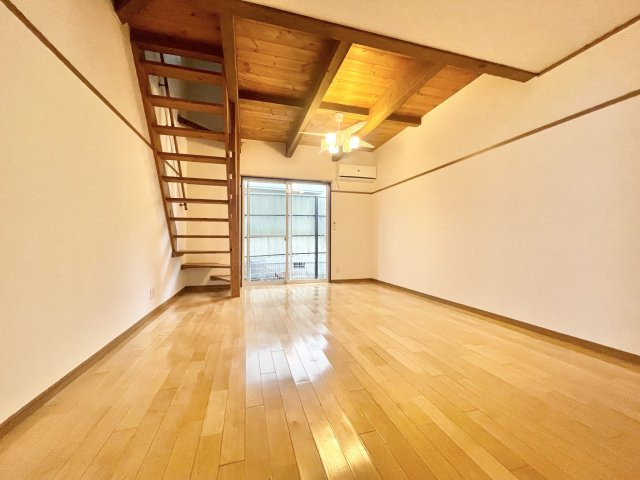 パレット【キャッシュバック対象物件】の居間・リビング|こちらのリビングで趣味の時間をお楽しみください