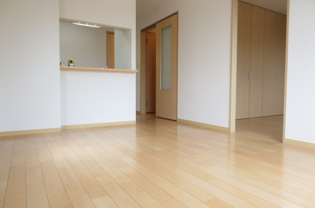 クレール今山【キャッシュバック対象物件】の居間・リビング|こちらの居間で趣味の時間をお楽しみください