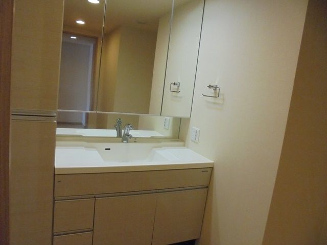 ライオンズ六ッ門サンリヤンタワー【キャッシュバック対象物件】の独立洗面台|独立洗面台、小物を置くことができて便利です