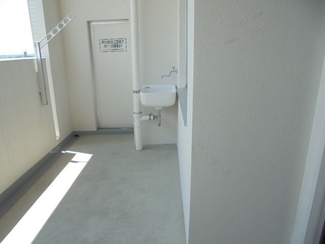 ライオンズ六ッ門サンリヤンタワー【キャッシュバック対象物件】のバルコニー|お洗濯にも便利なバルコニー付き