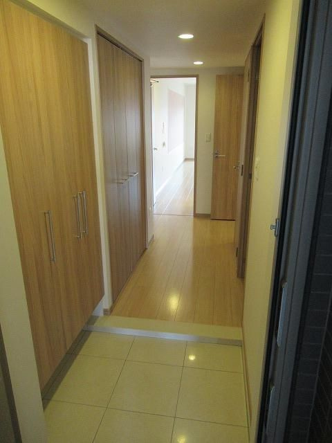 ライオンズ六ッ門サンリヤンタワー【キャッシュバック対象物件】の玄関|明るい玄関です