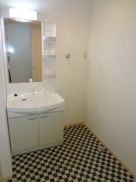 G-ROSSO（ジーロッソ）【キャッシュバック対象物件】の洗面所|脱衣スペースもあります