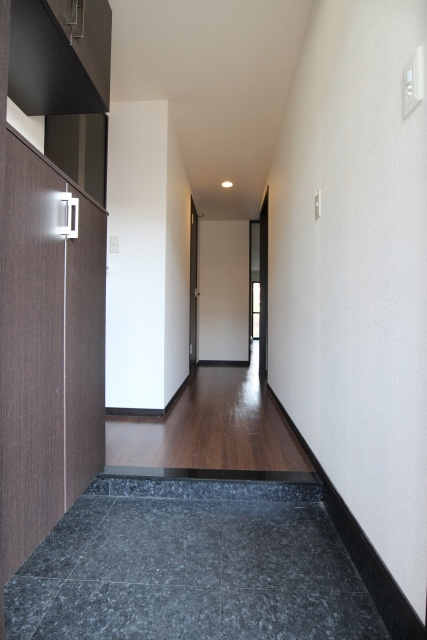 サンフィット北野Ⅰ【キャッシュバック対象物件】の玄関|収納もある玄関です