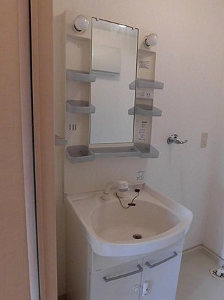 セジュールJin【キャッシュバック対象物件】の独立洗面台|朝の支度にも助かる、独立の洗髪洗面化粧台