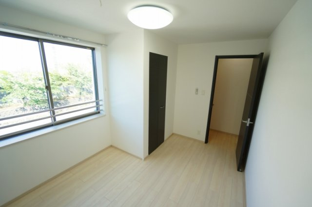 アメニティ諏訪野【キャッシュバック対象物件】の洋室|同型シリーズになります。