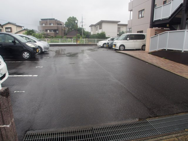 ルミエール貝白【キャッシュバック対象物件】の駐車場|駐車スペースもあります