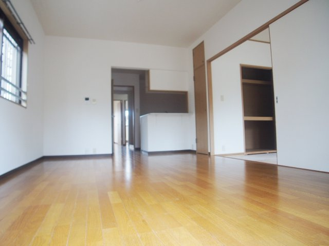 ルミエール貝白【キャッシュバック対象物件】の居間・リビング|ゆったり過ごせるリビングです