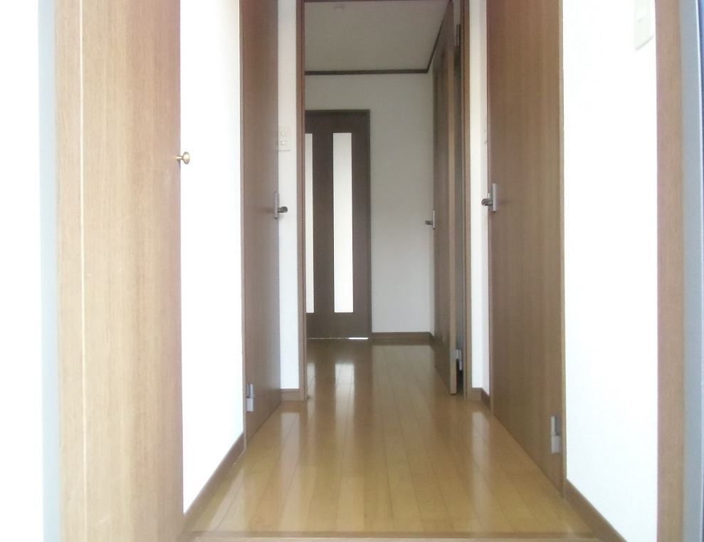 STシャトー【キャッシュバック対象物件】の玄関|収納もある玄関です